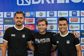 Target Sapu Bersih Dewa United Tak Turunkan Tekad Rachmat Irianto Demi Persib