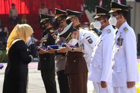 Eri Cahyadi dapat Penghargaan Jer Basuki Mowo Beya Emas