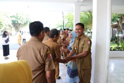 Hari Pertama Kerja Usai Lebaran, Wapres Gibran Sapa Pegawai Setwapres Satu per Satu