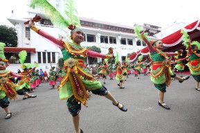 Festival Remo Yosakoi di Balai Kota Surabaya