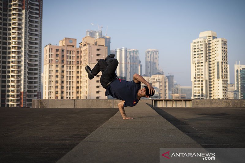 Atlet breakdance Austria Fouad Ambelj alias Lil Zoo, pemenang kejuaraan dunia Red Bull BC One pada tahun 2018, menari di atas atap selama sesi foto di Mumbai pada (10/11/2019). Komite Olimpiade Internasional (IOC) telah memilih untuk mengintegrasikan brea