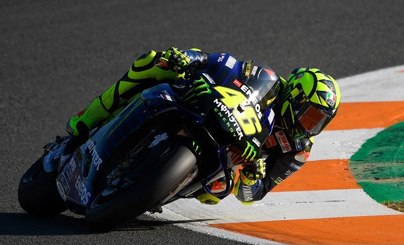 Pebalap Monster Energy Yamaha asal Italia Valentino Rossi memacu kendaraannya dalam sesi latihan MotoGP di sirkuit Ricardo Tormo Valencia, Selasa (6/11/2019). ANTARA/AFP/Pierre-Philippe Marcou/aa. (AFP/PIERRE-PHILIPPE MARCOU)

