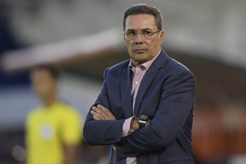 Vanderlei Luxemburgo saat memimpin Palmeiras dalam pertandingan Copa Libertadores melawan klub Argentina Tigre di Stadion Jose Dellagiovanna, Tigre, Buenos Aires, Argentina, 4 Maret 2020. (AFP/JUAN MABROMATA)