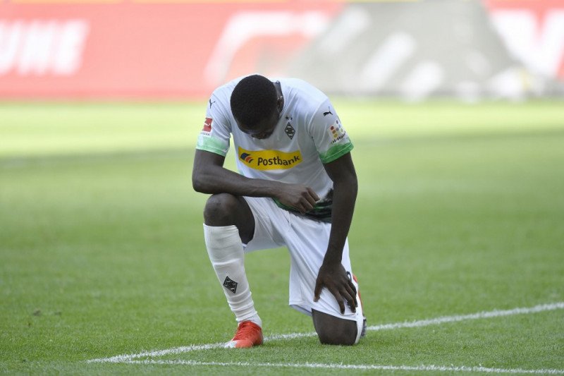 Reaksi penyerang Moenchengladbach asal Prancis Marcus Thuram setelah mencetak gol dalam pertandingan Bundesliga antara Borussia Moenchengladbach melawan Union Berlin di Moenchengladbach, Jerman, pada 31 Mei 2020. (Photo by Martin Meissner / POOL / AFP)
