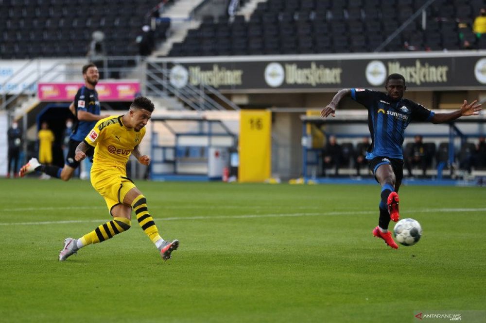 Gelandang Borussia Dortmund Jadon Sancho mencetak gol keenam timnya saat memainkan pertandingan Liga Jerman melawan Paderborn, yang berlangsung di Benteler Arena, Paderborn, Minggu (30/5/2020). (ANTARA/AFP/LARS BARON)