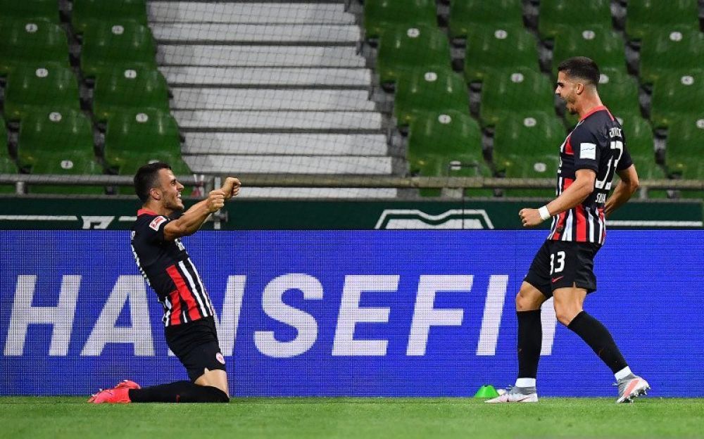 Penyerang Eintracht Frankfurt Andre Silva (kanan) dan Filip Kostic (kiri) merayakan gol yang dicetaknya dalam pertandingan Liga Jerman melawan Werder Bremen di Weser Stadion, Bremen, Rabu (3/6/2020). (ANTARA/AFP/STUART FRANKLIN)