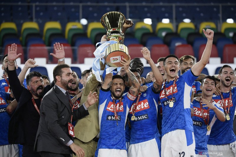 Lorenzo Insigne (mengangkat trofi), pelatih Gennaro Gattuso (kiri), dan para pemain Napoli merayakan keberhasilan menjuarai Piala Italia 2020 setelah menang adu penalti 4-2 atas Juventus pada pertandingan final yang dimainkan di Stadion Olimpico, Roma, Ra