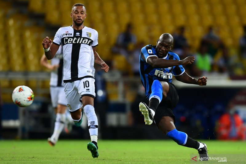 Penyerang Inter Milan Romelu Lukaku melepaskan tembakan dalam pertandingan Liga Italia melawan Parma yang dimainkan di Stadion Ennio Tardini, Parma, Minggu (28/6/2020). ANTARA/AFP/Miguel Medina.

