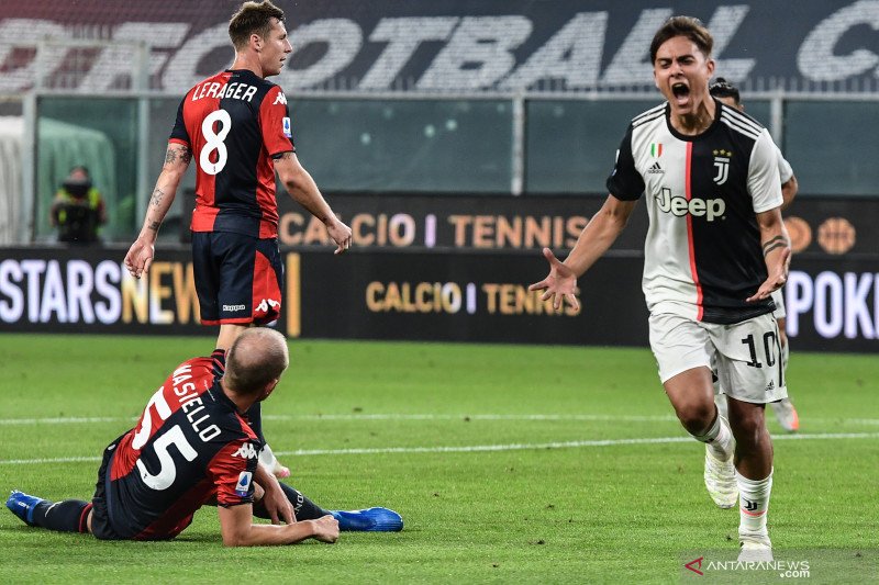 Penyerang Juventus Paulo Dybala (kanan) merayakan gol pembukaan yang dicetaknya dalam pertandingan Liga Italia melawan Genoa yang dimainkan di Stadion Luigi Ferraris, Genoa, Selasa (30/6/2020). (ANTARA/AFP/MIGUEL MEDINA)

