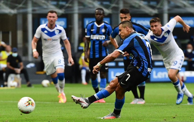 Penyerang Inter Milan Alexis Sanchez mengeksekusi penalti dalam pertandingan Liga Italia melawan Brescia yang dimainkan di Stadion Giuseppe Meazza, Milan, Rabu (1/6/2020). (ANTARA/AFP/MIGUEL MEDINA)