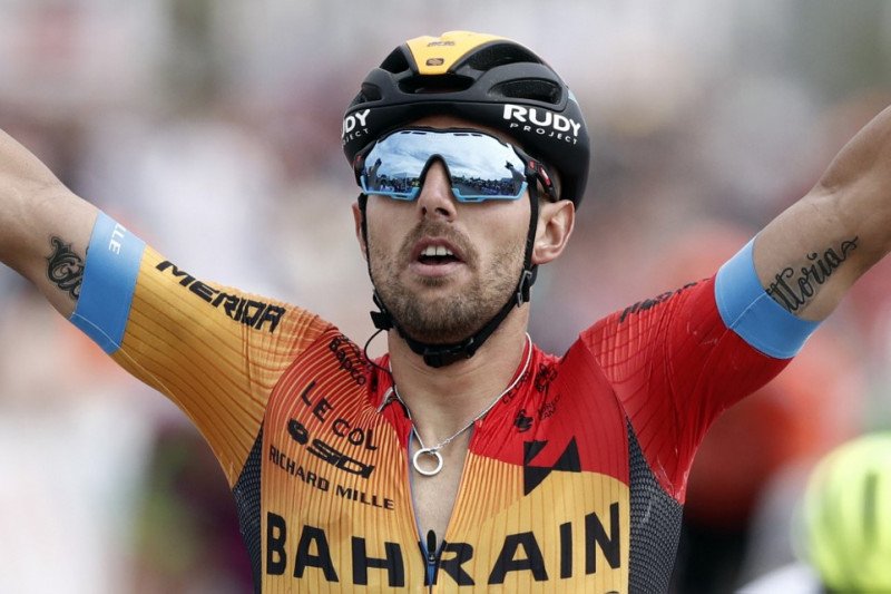 Pebalap sepeda Italia Sonny Colbrelli dari tim Bahrain-Mclaren melakukan selebrasi setelah finis pertama dalam etape kedua balap sepeda La Route d'Occitanie setelah menyelesaikan jarak 174,5 km daru Carcassonne sampai Cap Decouverte pada 2 Agustus 2020. (