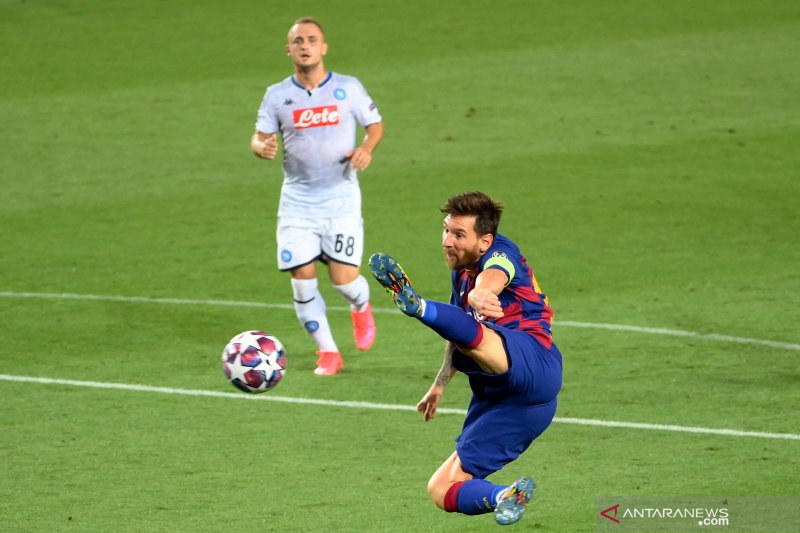 Penyerang Barcelona Lionel Messi berusaha mengejar umpan yang dikirimkan kepadanya pada pertandingan leg kedua 16 besar Liga Champions melawan Napoli yang dimainkan di Stadion Nou Camp, Barcelona, Sabtu (8/8/2020). (ANTARA/AFP/LLUIS GENE)