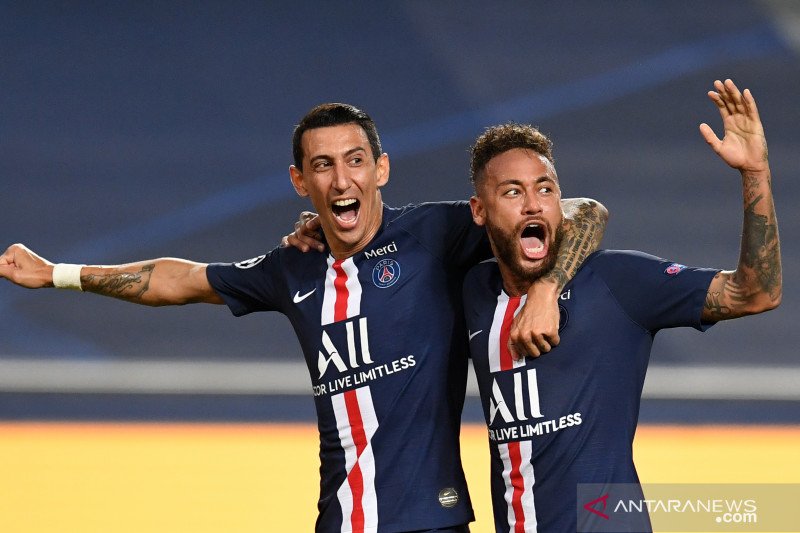 Dua pemain Paris Saint-Germain (PSG) Angel Di Maria (kiri) dan Neymar (kanan) merayakan gol yang tercipta ke gawang RB Leipzig dalam pertandingan semifinal Liga Champions yang dimainkan di Estadio da Luz , Lisbon, Selasa (18/8/2020). (ANTARA/AFP/DAVID RAM