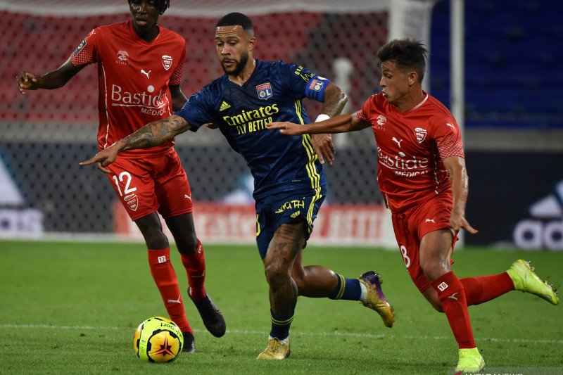 Pemain Lyon asal Belanda Memphis Depay (tengah) saat bermain di Stadion Groupama, 18 September 2020. (AFP/JEAN-PHILIPPE KSIAZEK)
