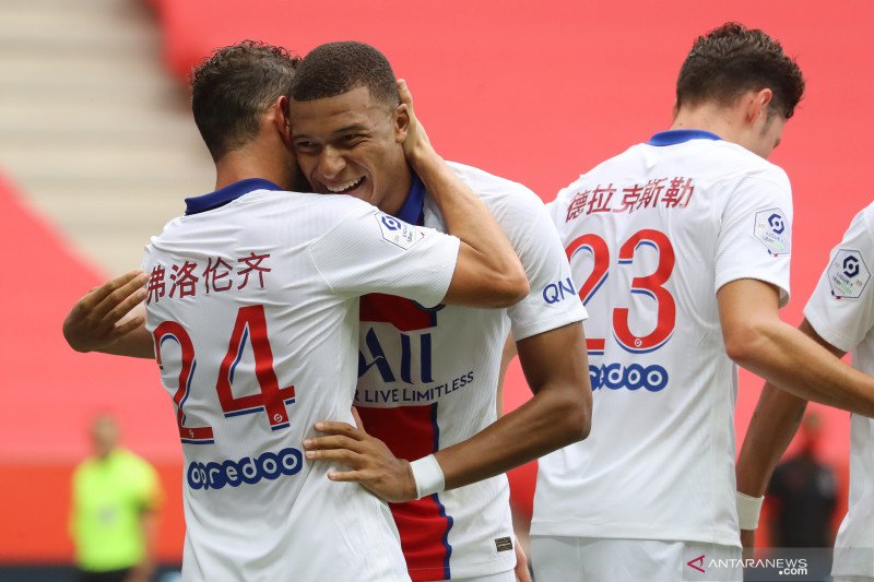 Penyerang Paris Saint-Germain Kylian Mbappe merayakan golnya ke gawang Nice bersama Alessandro Florenzi dalam laga pekan ke-4 Liga Prancis di Stadion Allianz Riviera, Nice, Minggu (20/9/2020). (ANTARA/AFP/VALERY HACHE).
 