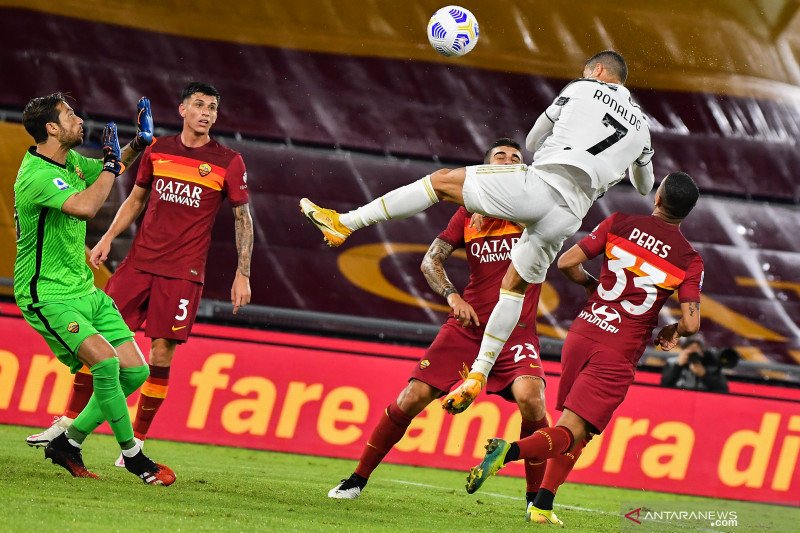 Penyerang Juventus Cristiano Ronaldo (kedua dari kanan) menanduk bola untuk 
mencetak gol penyama kedudukan dalam pertandingan Liga Italia melawan AS Roma 
yang dimainkandi Stadio Olimpico, Roma, Minggu (27/9/2020). (ANTARA/AFP/TIZIANA 
FABI)