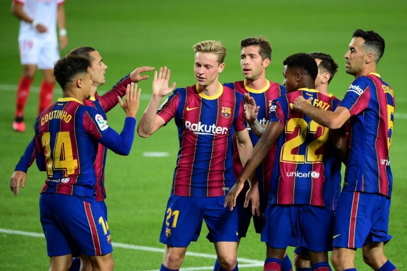 Pemain-pemain Barcelona saat melawan Sevilla FC di Camp Nou pada 4 Oktober 2020. Barcelona mengumumkan rugi setelah potong pajak senilai 97 juta euro (Rp1,67 triliun) akibat pandemi COVID-19. (AFP/LLUIS GENE)