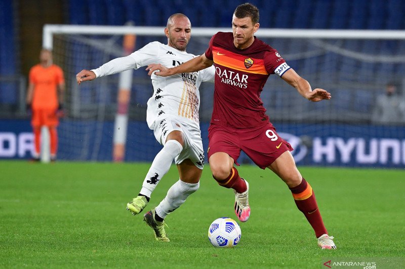 Edin Dzeko (kanan) mencetak dua gol bagi AS Roma. ant