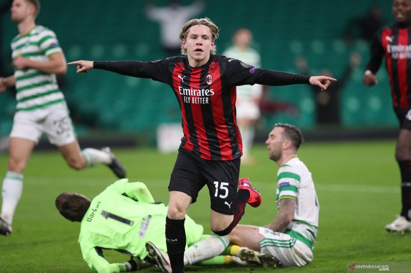 Gelandang AC Milan Jens Petter Hauge merayakan gol yang dicetaknya ke gawang Celtic pada pertandingan pertama Gup H Liga Europa 2020/2021 yang dimainkan di Celtic Park, Glasgow, Kamis (22/10/2020). (ANTARA/AFP/RUSSELL CHEYNE)


