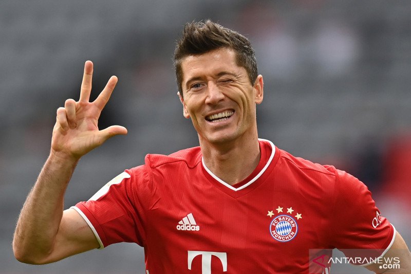 Striker Robert Lewandowski mencetak hat-trick di laga ini. ant