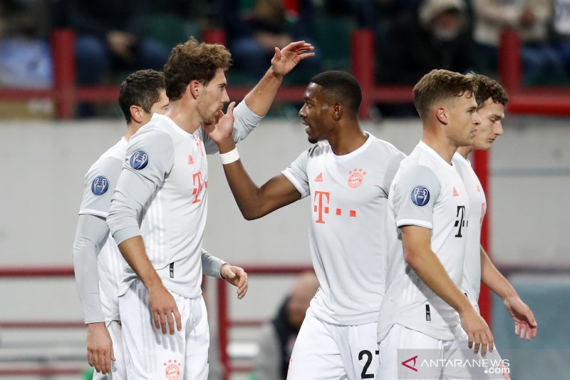 Gelandang Bayern Munich Leon Goretzka (kedua dari kiri) merayakan gol yang dicetaknya ke gawang Lokomotiv Moscow pada pertandingan Grup A Liga Champions 2020/2021 yang dimainkan di Stadion Lokomotiv, Moskow, Selasa (27/10/2020). (ANTARA/AFP/MAXIM SHEMETOV