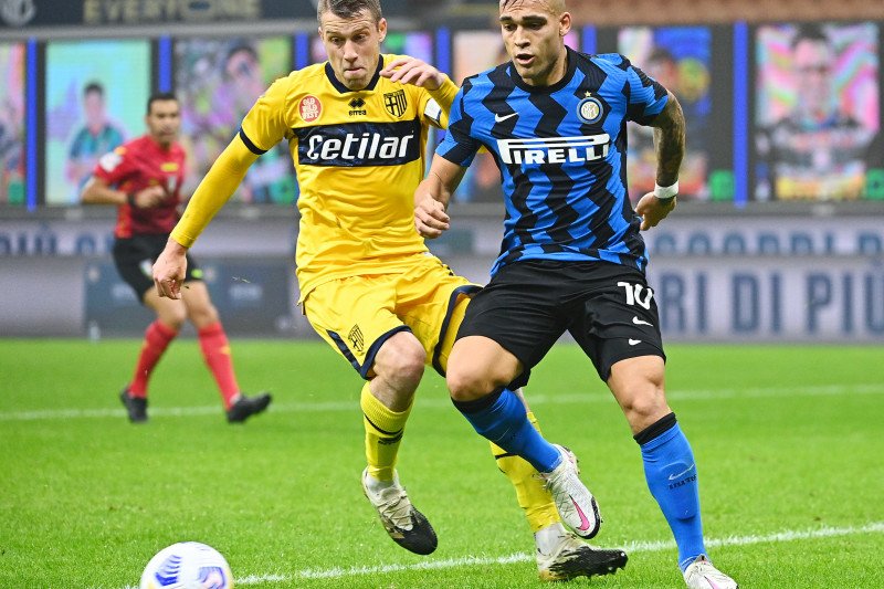 Penyerang Inter Milan Lautano Martinez (kanan) berduel dengan bek Parma Riccardo Gagliolo (kiri) pada pertandingan Liga Italia yang dimainkan di Stadion Giuseppe Meazza, Milan, Sabtu (31/1/2020). (ANTARA/AFP/VINCENZO PINTO)

