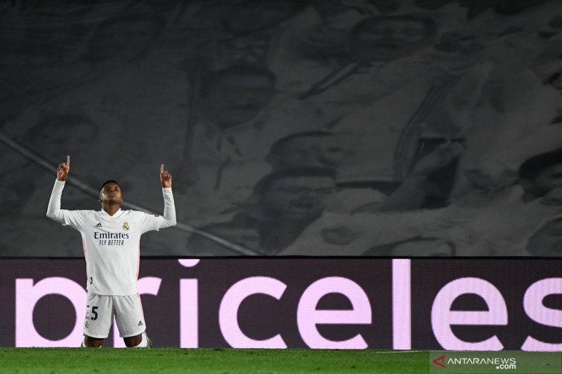 Penyerang Real Madrid Rodrygo merayakan gol yang dicetaknya ke gawang Inter Milan pada pertandingan Grup A Liga Champions yang dimainkan di Stadion Elfrado di Stefano, Madrid, Selasa (3/11/2020). (ANTARA/AFP/PIERRE-PHILIPPE MARCOU)

