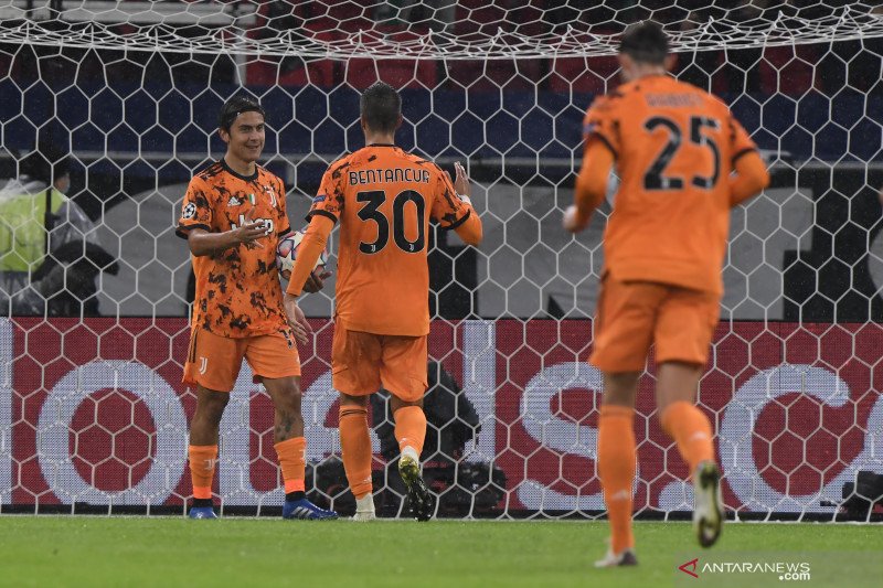 Penyerang Juventus Paulo Dybala (kiri) merayakan gol yang dicetaknya bersama Rodrigo Bentancur (tengah) dan Adrien Rabiot (kanan) pada pertandingan Grup G Liga Champions melawan Ferencravos yang dimainkan di Puskas Arena, Budapest, Rabu( 4/11/2020). (ANTA