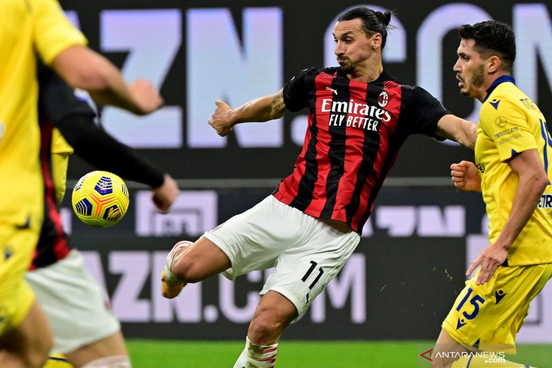 Penyerang AC Milan asal Swedia Zlatan Ibrahimovic melakukan tendangan pada liga Serie A melawan Hellas Verona di Stadion San Siro Milan, 8 November 2020.(AFP/MIGUEL MEDINA)