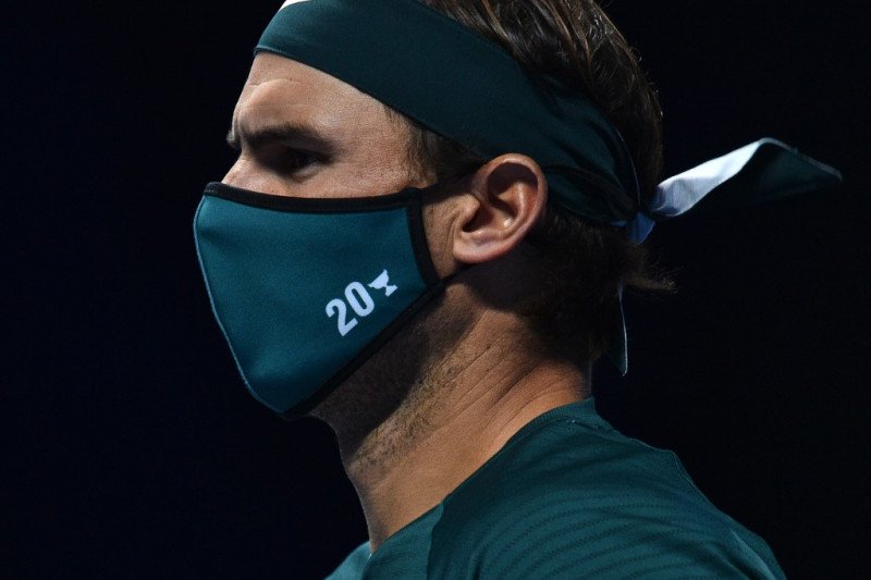 Petenis Spanyol Rafael Nadal saat menghadapi petenis Yunani Stefanos Tsitsipas dalam ATP World Tour Finals di O2 Arena, London, 19 November 2020. Nadal memimpin dunia tenis dalam menyampaikan salah penghormatan kepada legenda sepak bola asal Argentina Die