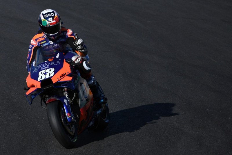 Pebalap tim Red Bull KTM Tech3 Miguel Oliveira melakukan selebrasi setelah merebut pole position di babak kualifikasi Grand Prix Portugal di Sirkuit Algarve, Portimao. (21/11/2020) Patricia de Melo Moreira/AFP

