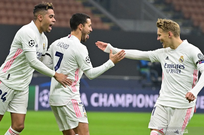 Penyerang Real Madrid Eden Hazard (tengah) merayakan gol yang dicetaknya ke gawang Inter Milan pada pertandingan Grup B Liga Champions yang dimainkan di Stadion San Siro, Milan, Rabu (25/11/2020). (ANTARA/AFP/MIGUEL MEDINA)