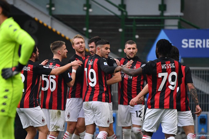 Para pemain AC Milan merayakan gol yang dicetak Alessio Romagnoli pada pertandingan Liga Italia melawan Fiorentina yang dimainkan di Stadion Giuseppe Meazza, Milan, Minggu (29/11/2020). (ANTARA/AFP/TIZIANA FABI)

