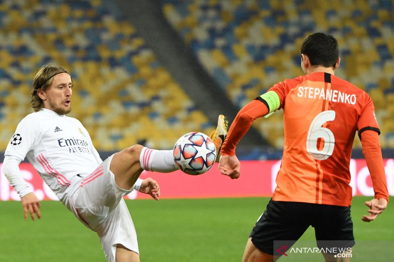 Gelandang Real Madrid Luka Modric (kiri) berduel memperebutkan bola dengan gelandang Shakhtar Donetsk Taras Stepanenko (kanan) pada pertandingan Grup B Liga Champions yang dimainkan di di Stadion NSK Olimpiyskiy, Kiev, Selasa (1/12/2020). (ANTARA/AFP/SERG