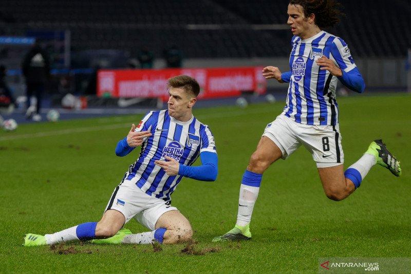 Penyerang Hertha Berlin Krzysztof Piatek (kiri) merayakan gol yang dicetaknya ke gawang Union Berlin pada pertandingan Liga Jerman yang dimainkan di Stadion Olympia, Berlin, Jumat (4/12/2020). (ANTARA/AFP/ODD ANDERSEN)
