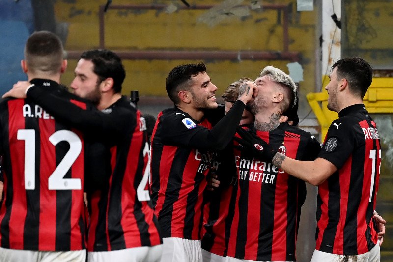 Para pemain AC Milan bersuka cita merayakan gol yang dicetak Samu Castilejjo (kedua dari kanan) pada pertandingan Liga Italia melawan Sampdoria yang dimainkan di Stadion Luigi Ferraris, Genoa, Minggu (6/12/2020). (ANTARA/AFP/ANDREAS SOLARO)
