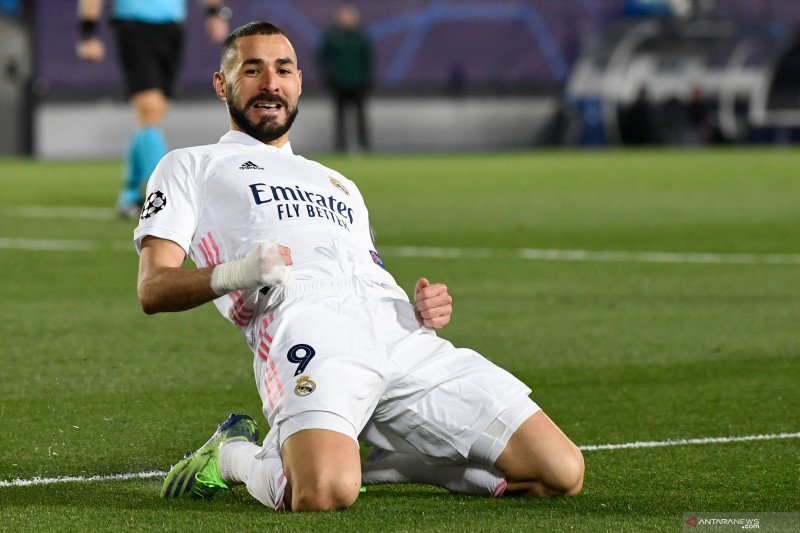 Penyerang Real Madrid Karim Benzema merayakan gol yang dicetaknya ke gawang Borussia Moenchengladbach pada pertandingan Grup B yang dimainkandi Stadion Alfredo Di Stefano, Madrid, Rabu (10/12/2020) waktu setempat. (ANTARA/AFP/PIERRE-PHILIPPE MARCOU)

