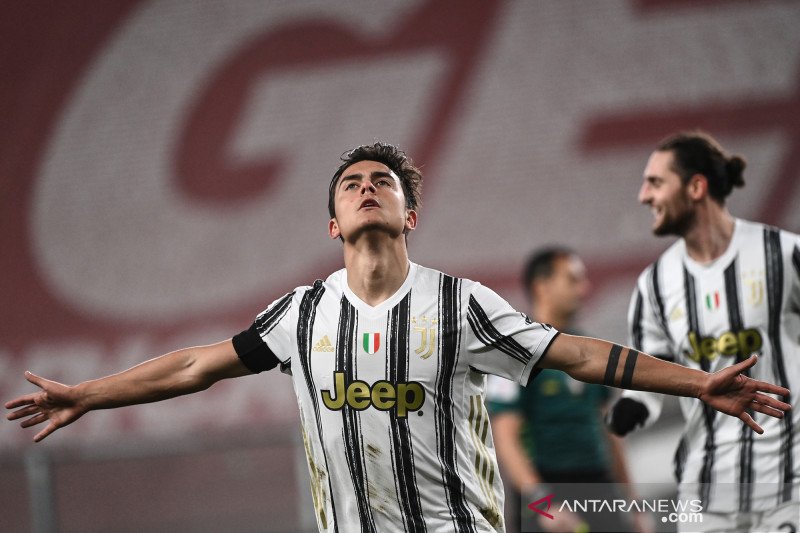 Penyerang Juventus Paulo Dybala merayakan gol yang dicetaknya ke gawang Genoa pada pertandingan Liga Italia yang dimainkan di Stadion Luigi Ferraris, Genoa, Minggu (13/12/2020). (ANTARA/AFP/MARCO BERTORELLO)
