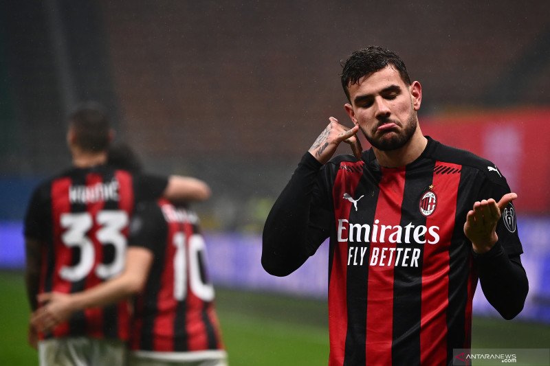 Bek AC Milan Theo Hernandez merayakan gol yang dicetaknya ke gawang Lazio pada pertandingan Liga Italia yang dimainkan di Stadion San Siro, Milan, Rabu (23/12/2020). (ANTARA/AFP/MARCO BERTORELLO)
