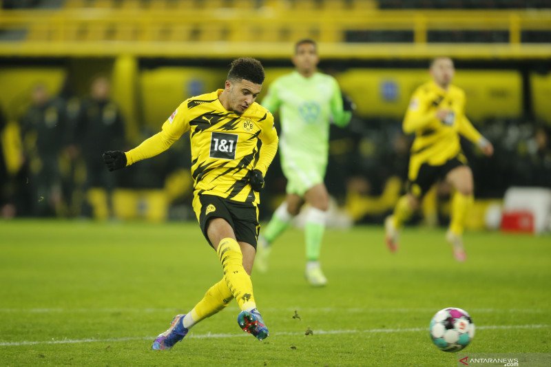 Gelandang Borussia Dortmund Jadon Sancho melepaskan sepakan yang berbuah gol pada pertandingan Liga Jerman melawan Wolfsburg yang dimainkan di Signal Iduna Park, Dortmund, Minggu (3/1/2021). (ANTARA/AFP/LEON KUEGELER)
