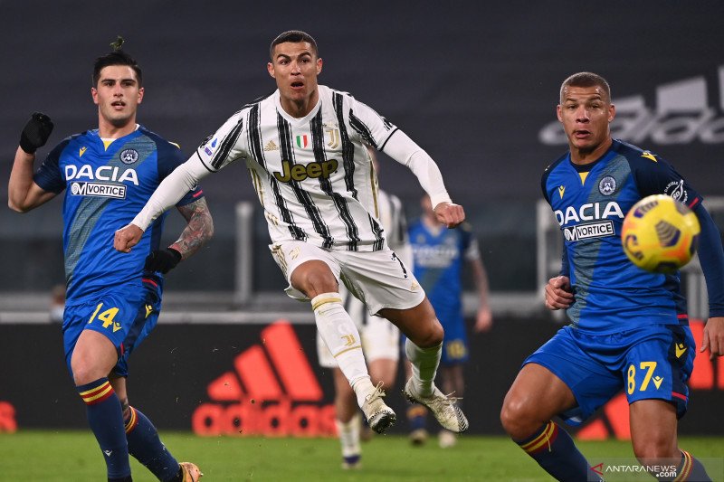 Penyerang Juventus Cristiano Ronaldo (tengah) melepaskan tembakan pada pertandingan Liga Italia melawan Udinese yang dimainkan di Stadion Allianz, Turin, Minggu (3/1/2021). (ANTARA/AFP/MARCO BERTORELLO)