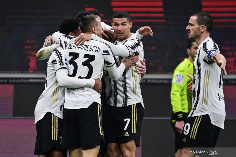 Para pemain Juventus merayakan gol yang dicetak Weston McKennie dalam pertandingan Liga Italia melawan AC Milan yang dimainkan di Stadion San Siro, Milan, Rabu (6/1/2021). (ANTARA/AFP/MIGUEL MEDINA)

