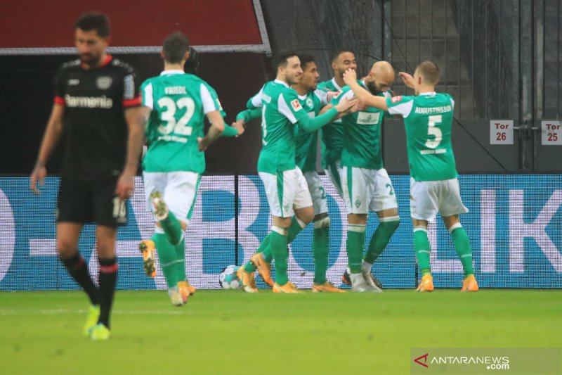 Bek Werder Bremen Omer Toprak (kedua dari kanan) merayakan gol yang dicetaknya dalam pertandingan Liga Jerman melawan Bayer Leverkusen yang dimainkan di Bay Arena, Leverkusen, Sabtu (9/1/2021). (ANTARA/AFP/WOLFGANG RATTAY)