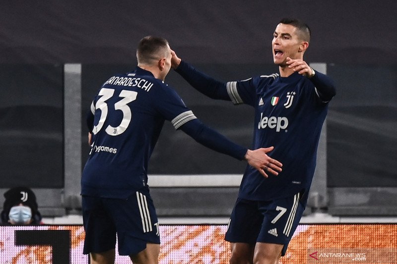 Penyerang Juventus Cristiano Ronaldo (Ronaldo) dan Federico Bernardeschi merayakan gol yang dicetak ke gawang Sassuolo, pada pertandingan Liga Italia yang dimainkan di Stadion Allianz, Turin, Minggu (10/1/2021). (ANTARA/AFP/MARCO BERTORELLO)

