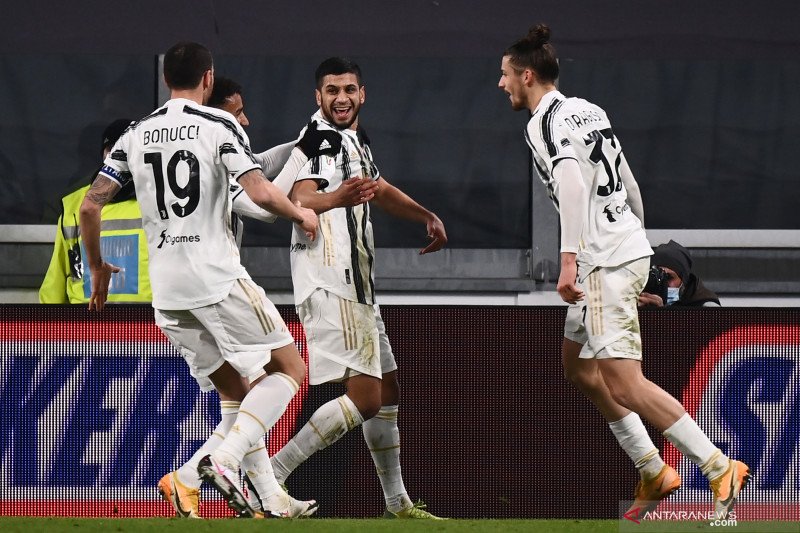 Gelandang Juventus Hamza Rafia (tengah) merayakan gol penentu kemenangan yang dicetaknya pada pertandingan Piala Italia melawan Genoa yang dimainkan di Stadion Allianz, Turin, Rabu (13/1/2021). (ANTARA/AFP/MARCO BERTORELLO)