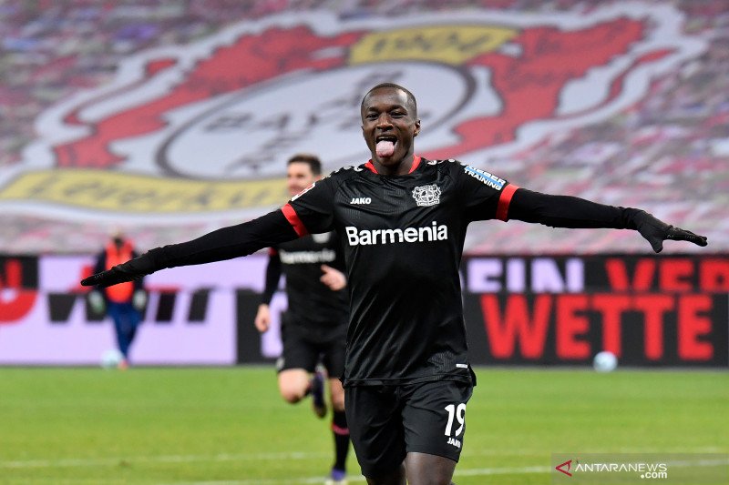 Penyerang Bayer Leverkusen Moussa Diaby merayakan gol yang dicetaknya ke gawang Borussia Dortmund, dalam pertandingan Liga Jerman yang dimainkan di BayArena, Leverkusen, Selasa (19/1/2021). (ANTARA/AFP/MARTIN MEISSNER)