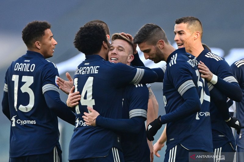 Gelandang Juventus Arthur (tengah) merayakan gol yang dicetaknya ke gawang Bologna pada pertandingan Liga Italia yang dimainkan di Stadion Allianz, Turin, Minggu (24/1/2021). (ANTARA/AFP/MIGUEL MEDINA)