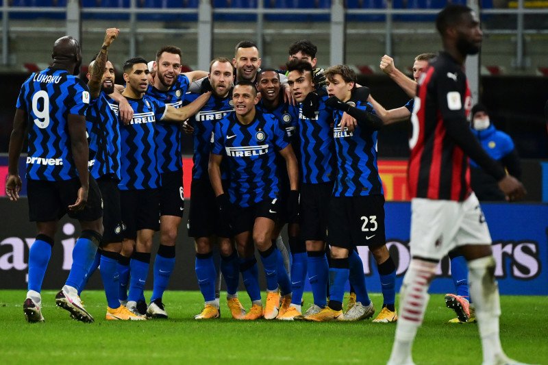 Para pemain Inter Milan merayakan gol yang dicetak Christian Eriksen (tengah) ke gawang AC Milan pada pertandingan perempat final Piala Italia yang dimainkan di Stadion Giuseppe Meazza, Milan, Selasa (26/1/2021). (ANTARA/AFP/MIGUEL MEDINA)

