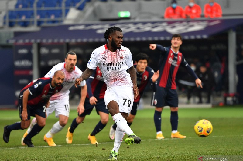 Gelandang AC Milan Franck Kessie mengeksekusi penalti pada pertandingan Liga Italia melawan Bologna yang dimainkan di di Stadion Renato Dell'Ara, Bologna, Sabtu (30/1/2021). (ANTARA/AFP/ALBERTO PIZZOLI)

