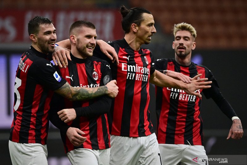 Penyerang AC Milan Ante Rebic (kedua dari kiri), bek Alessio Romagnoli (kiri), penyerang Zlatan Ibrahimovic, dan Samuel Castillejo (kanan) merayakan gol yang tercipta ke gawang Crotone pada pertandingan Liga Italia yang dimainkan di Stadion San Siro, Mila